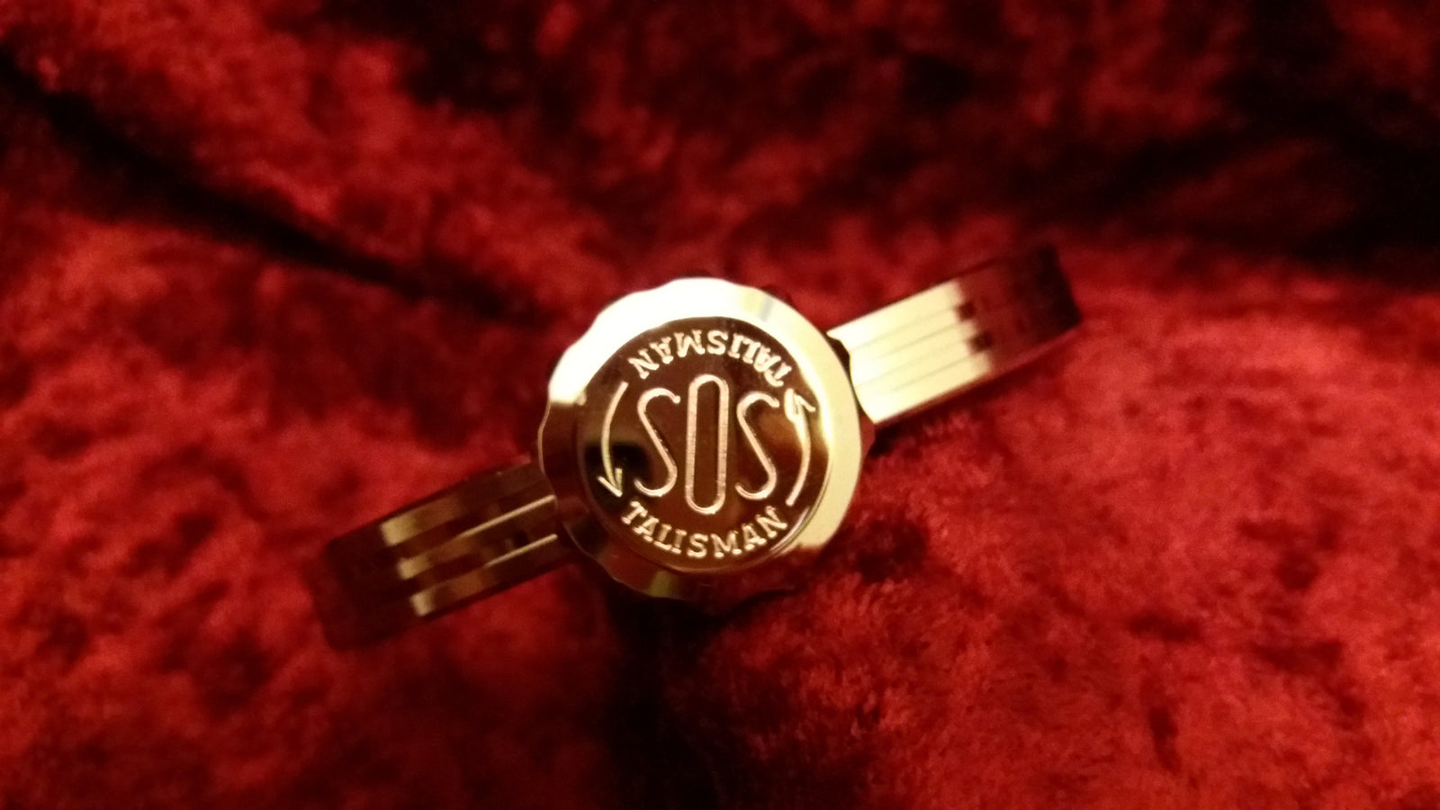 Rhodium plated copper bangle with talisman. Code 920
