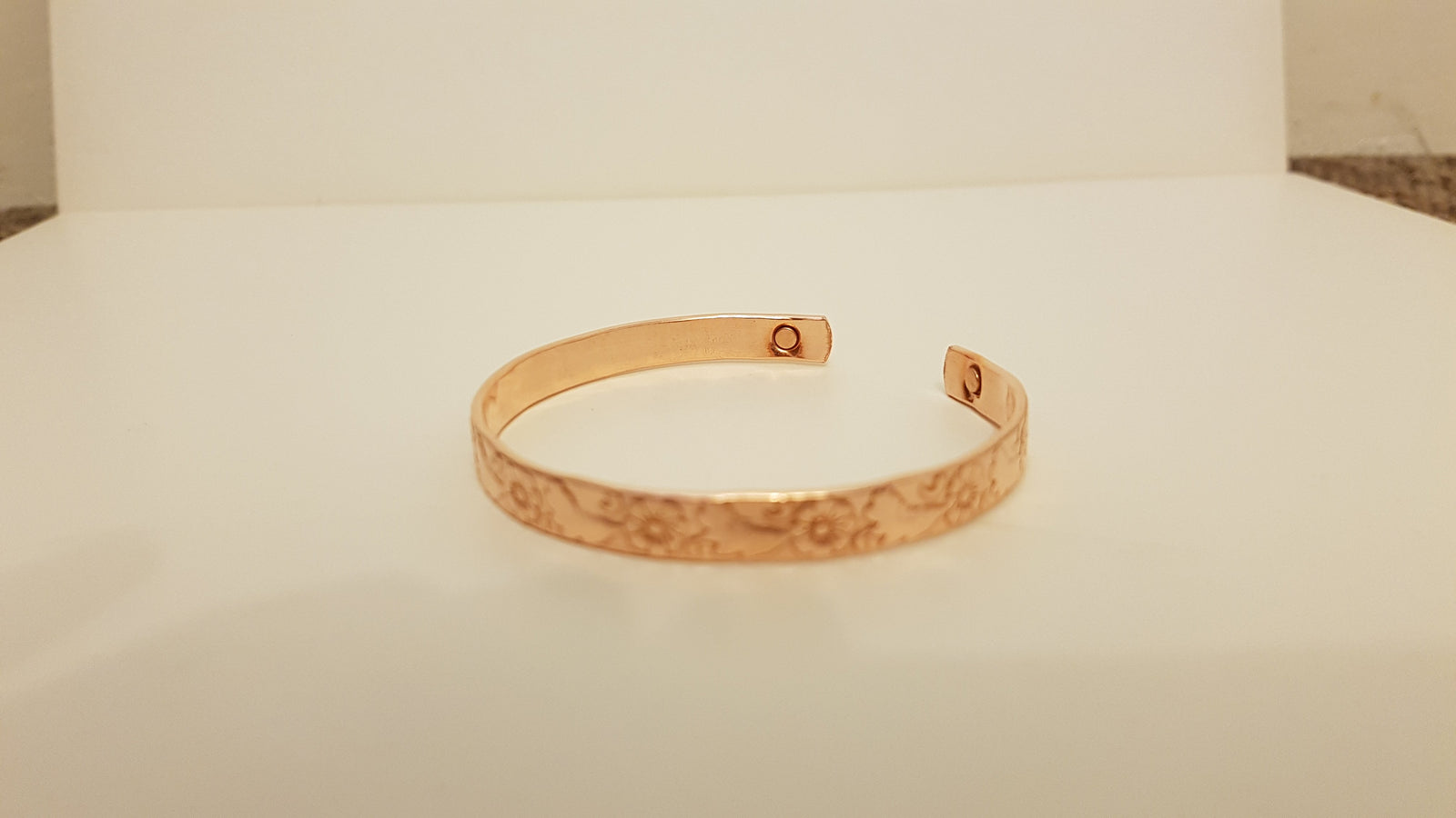 902/Cm7 - Copper Bangle With A Rose Pattern With Magnets