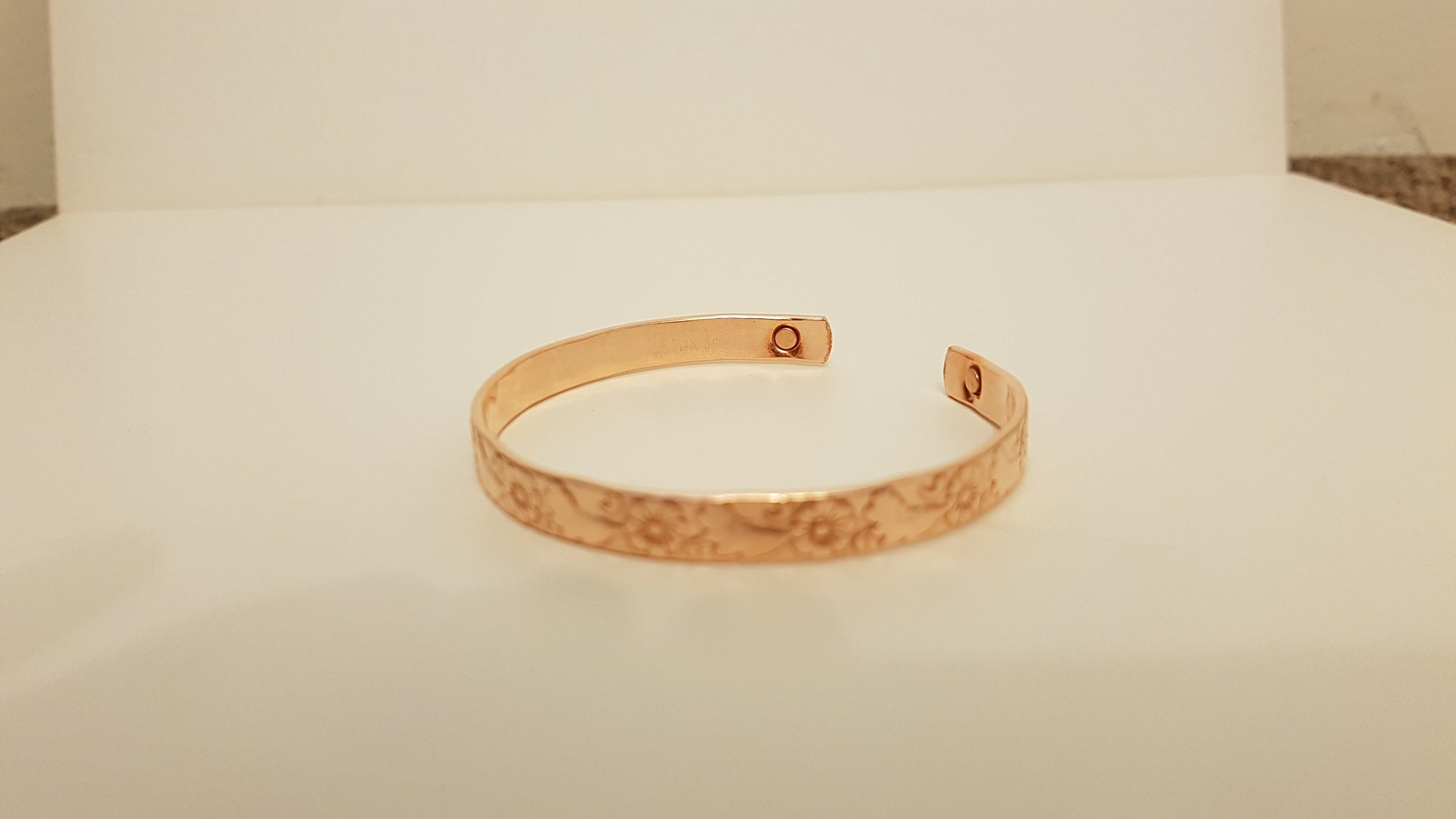 902/Cm7 - Copper Bangle With A Rose Pattern With Magnets